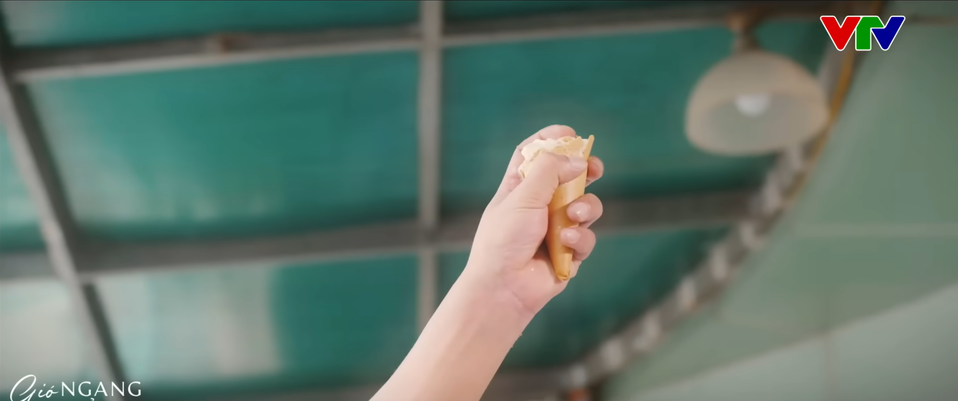 Cảnh hồi tưởng của Phương Oanh trong 'Gió ngang khoảng trời xanh' gây tranh cãi