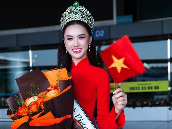 Trịnh Mỹ Anh được tặng vàng tại sân bay trước khi lên đường thi 'Miss Earth 2025'