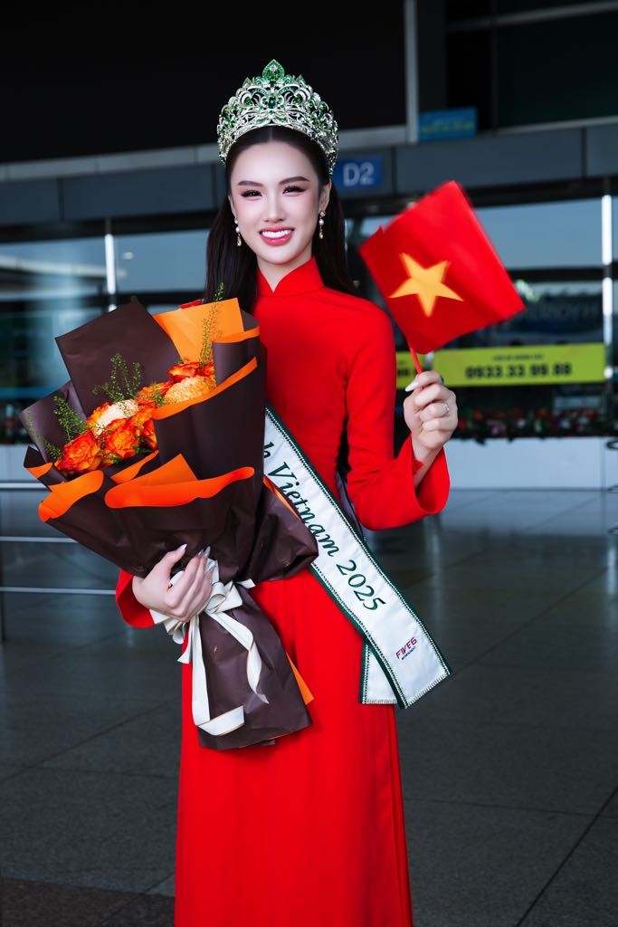 Trịnh Mỹ Anh được tặng vàng tại sân bay trước khi lên đường thi 'Miss Earth 2025'