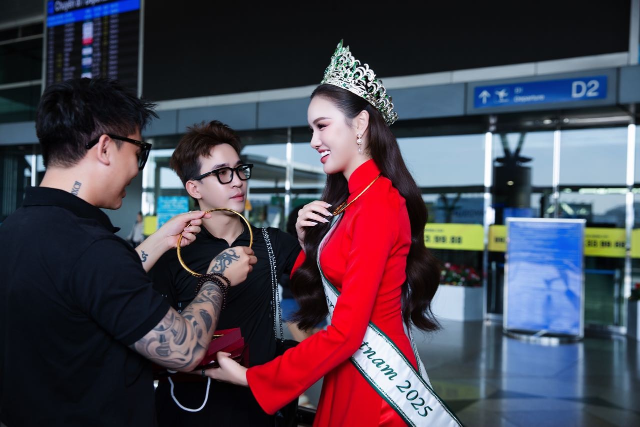 Trịnh Mỹ Anh được tặng vàng tại sân bay trước khi lên đường thi 'Miss Earth 2025'