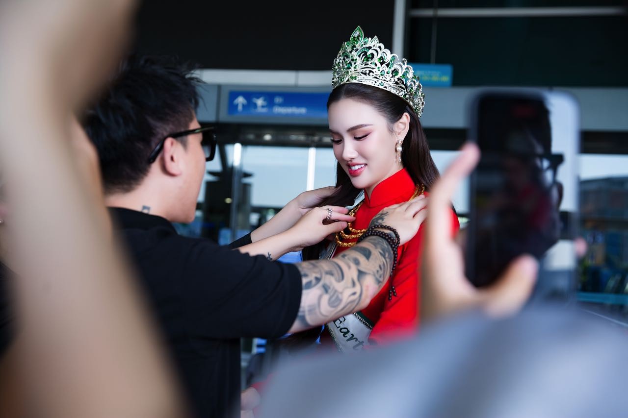 Trịnh Mỹ Anh được tặng vàng tại sân bay trước khi lên đường thi 'Miss Earth 2025'