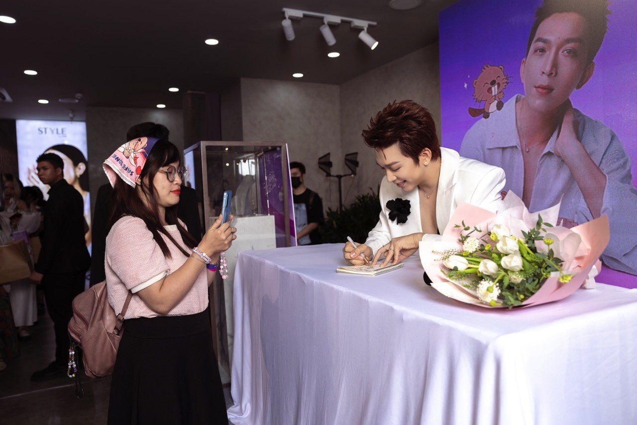 Tăng Phúc lần đầu thiết kế trang sức như 'cá gặp nước', khoe BST 'Ngọc trai nhỏ' tặng fan