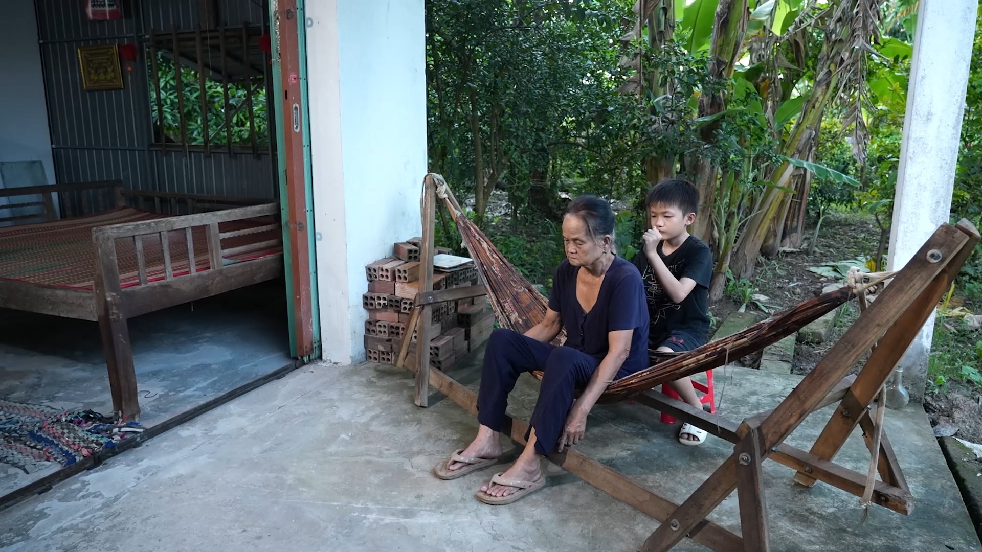 'Mái ấm gia đình Việt': MisThy rơi nước mắt khi bé gái 10 tuổi hỏi 'Không biết mẹ có thương con không?'