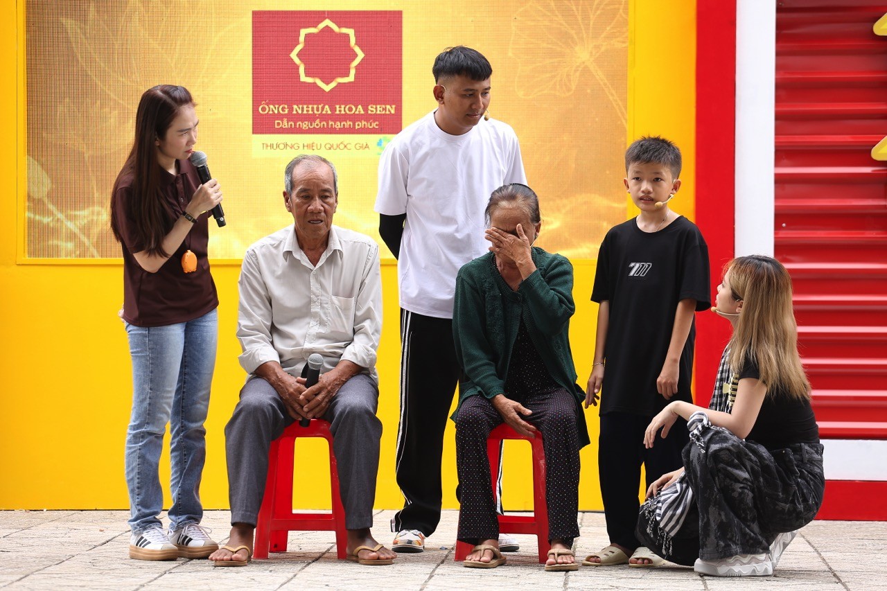 'Mái ấm gia đình Việt': MisThy rơi nước mắt khi bé gái 10 tuổi hỏi 'Không biết mẹ có thương con không?'