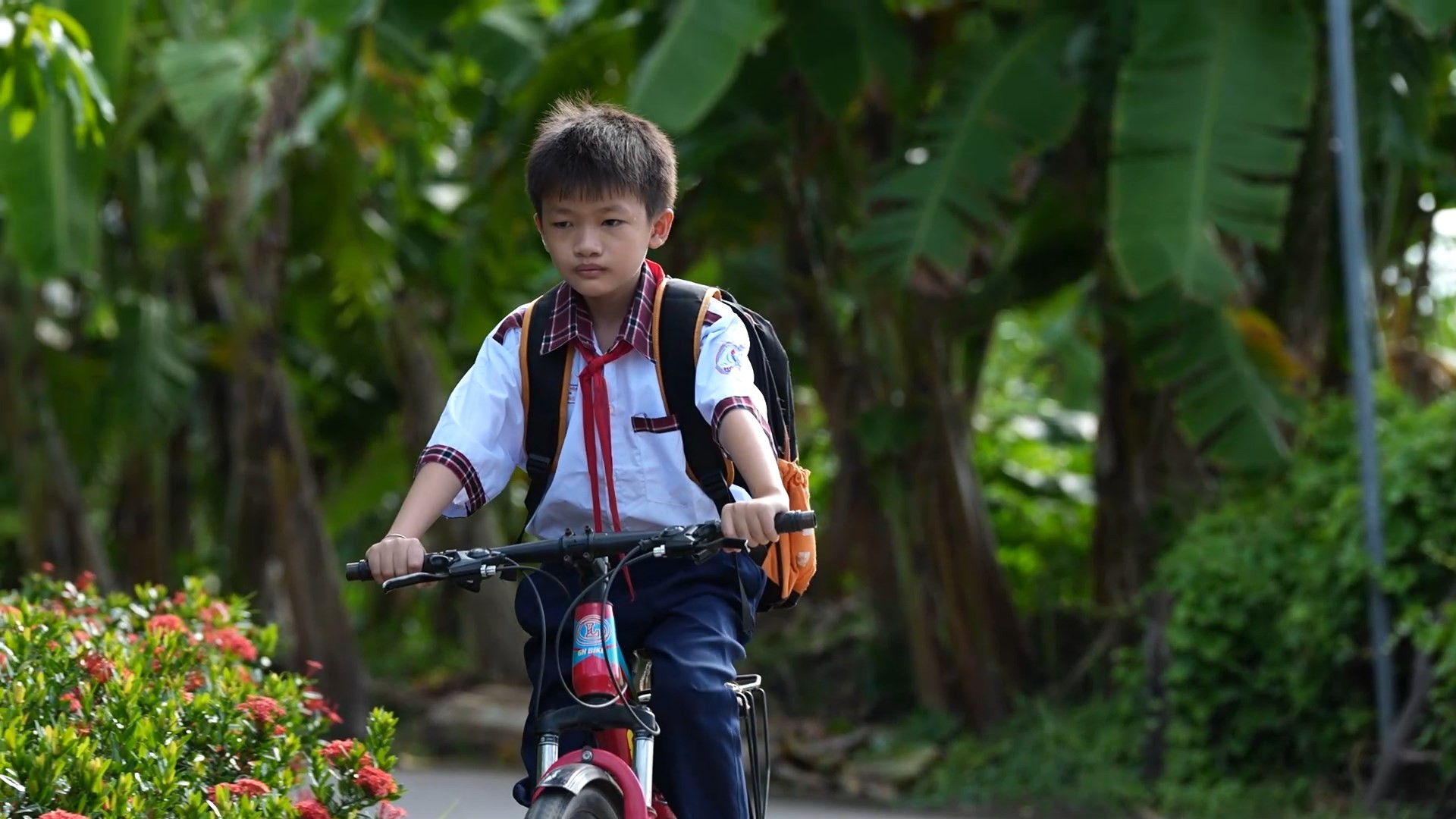 'Mái ấm gia đình Việt': MisThy rơi nước mắt khi bé gái 10 tuổi hỏi 'Không biết mẹ có thương con không?'