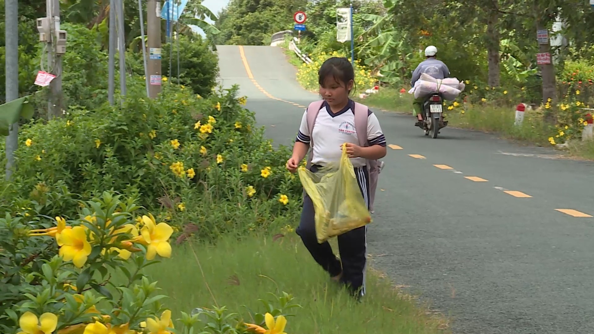 'Mái ấm gia đình Việt': MisThy rơi nước mắt khi bé gái 10 tuổi hỏi 'Không biết mẹ có thương con không?'