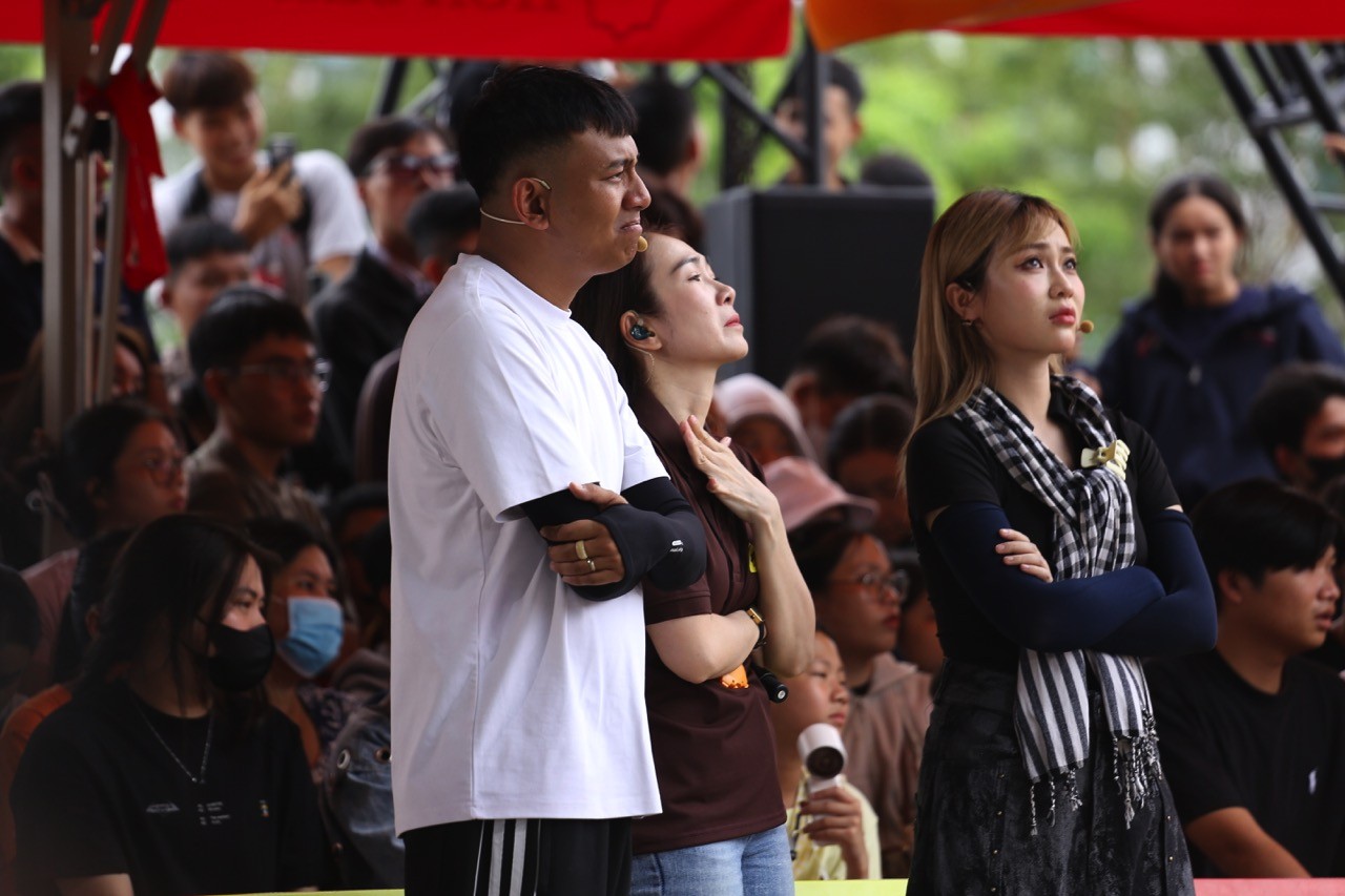 'Mái ấm gia đình Việt': MisThy rơi nước mắt khi bé gái 10 tuổi hỏi 'Không biết mẹ có thương con không?'