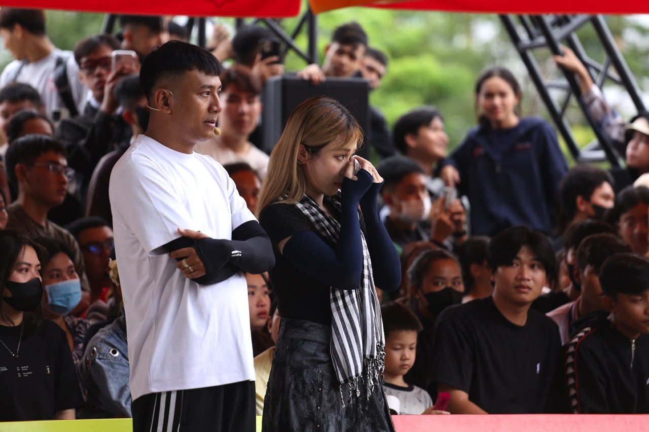 'Mái ấm gia đình Việt': MisThy rơi nước mắt khi bé gái 10 tuổi hỏi 'Không biết mẹ có thương con không?'