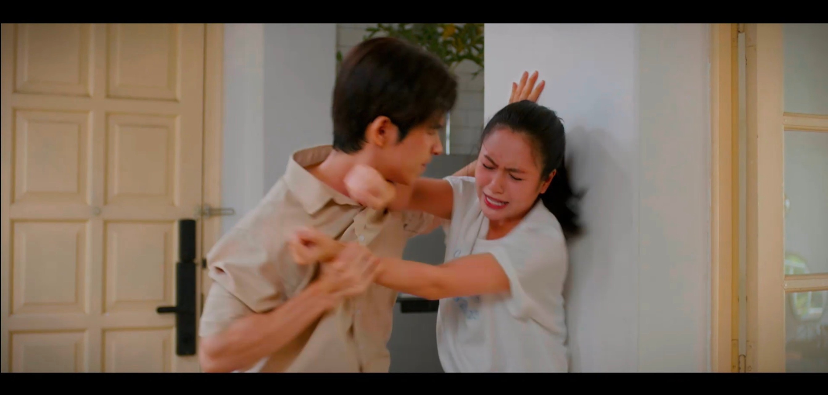 Cảnh phim 'giải cứu mỹ nhân' của nghệ sĩ Tú Oanh gây sốt vì quá hài hước