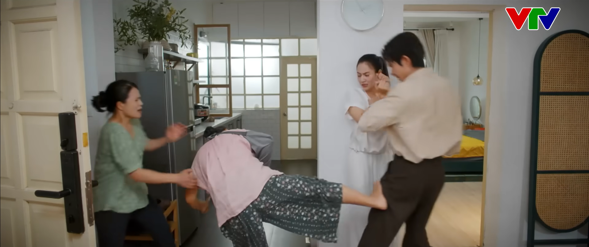 Cảnh phim 'giải cứu mỹ nhân' của nghệ sĩ Tú Oanh gây sốt vì quá hài hước