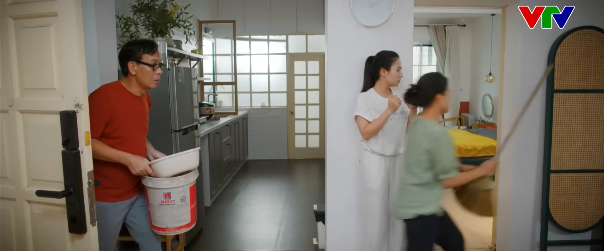 Cảnh phim 'giải cứu mỹ nhân' của nghệ sĩ Tú Oanh gây sốt vì quá hài hước