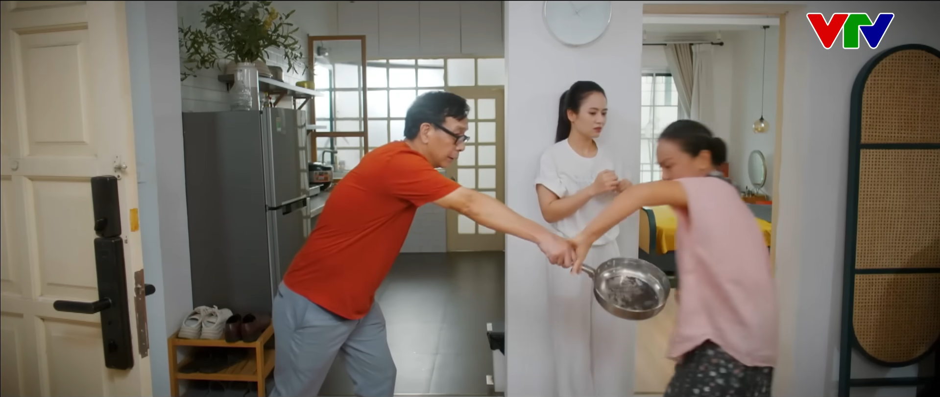 Cảnh phim 'giải cứu mỹ nhân' của nghệ sĩ Tú Oanh gây sốt vì quá hài hước