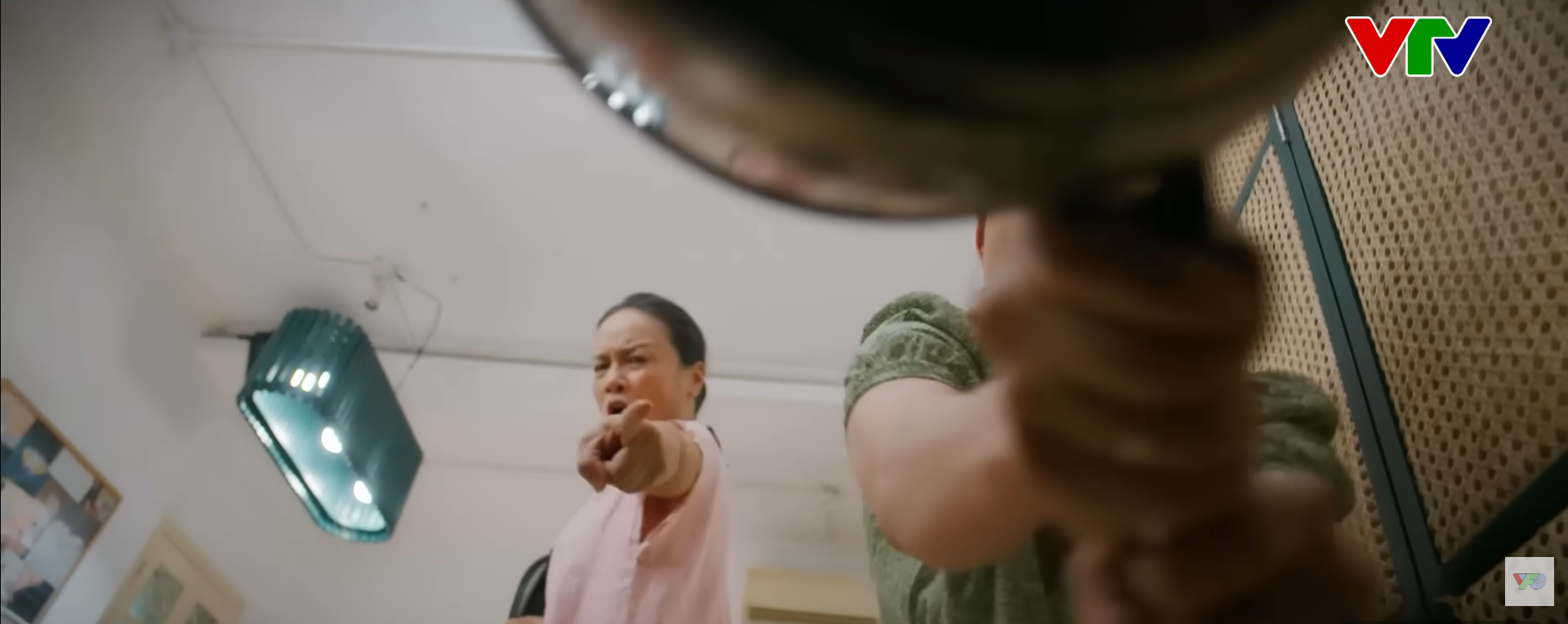 Cảnh phim 'giải cứu mỹ nhân' của nghệ sĩ Tú Oanh gây sốt vì quá hài hước