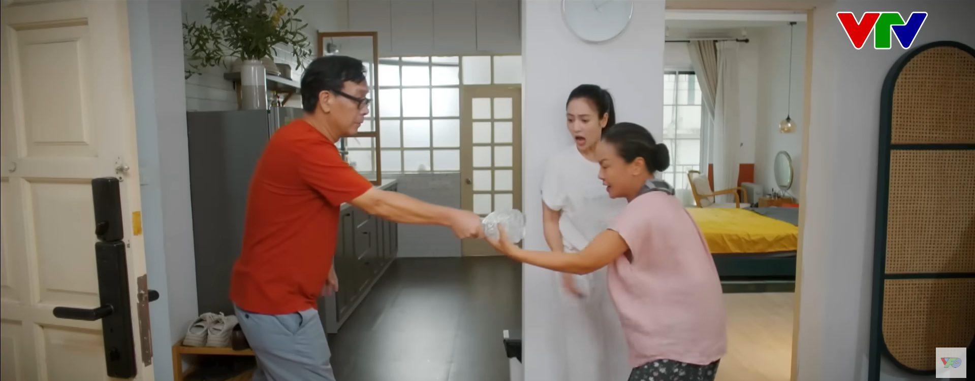 Cảnh phim 'giải cứu mỹ nhân' của nghệ sĩ Tú Oanh gây sốt vì quá hài hước