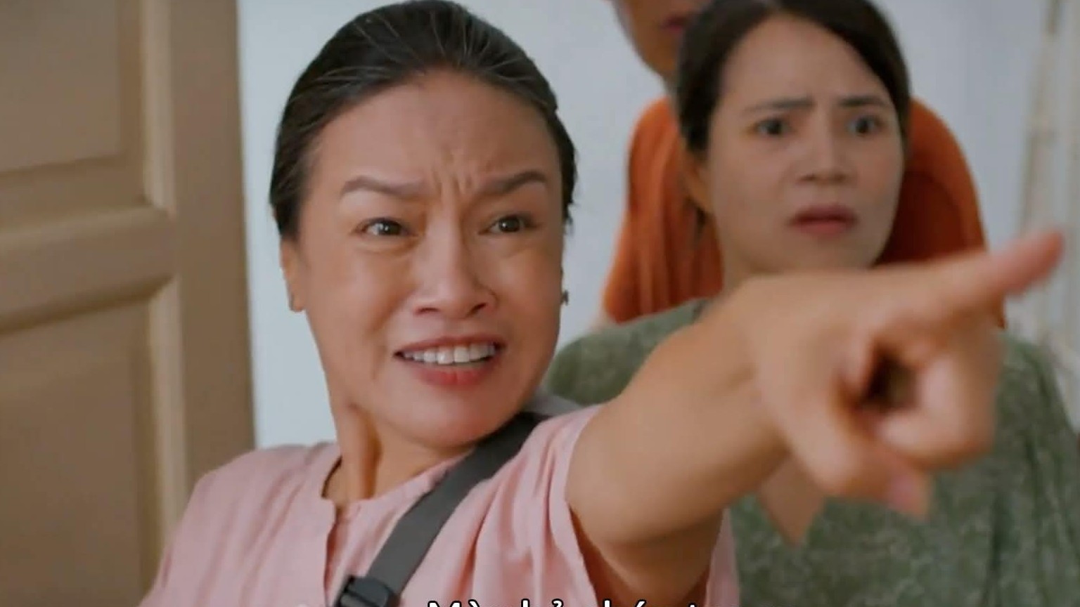 Cảnh phim 'giải cứu mỹ nhân' của nghệ sĩ Tú Oanh gây sốt vì quá hài hước