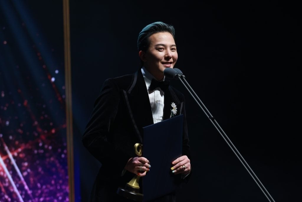 Sự đối lập của BigBang: G-Dragon được trao huy chương văn hóa, Seungri vướng án lừa đảo Campuchia