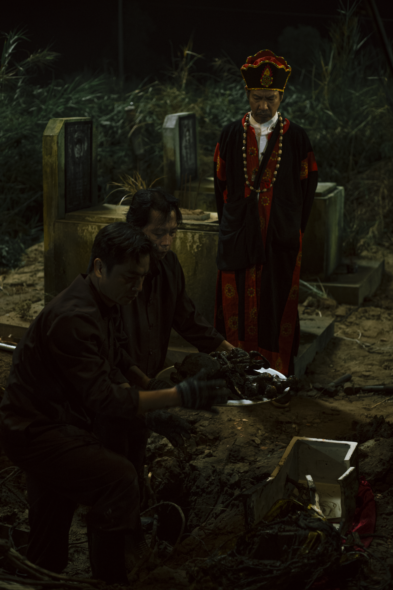 Dàn diễn viên 'Cải mả' lần đầu kể về trải nghiệm tâm linh trên phim trường