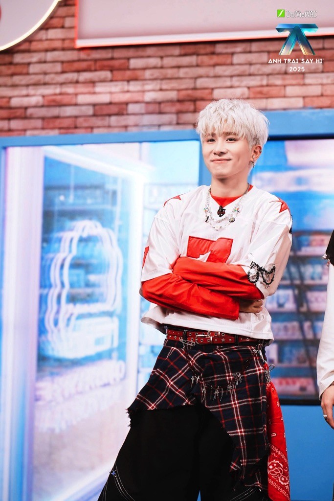 'Anh trai 'Say Hi' 2025' tập 6: Concept 'Reply 2000' khiến các Anh trai xuất hiện với trang phục đầy màu sắc