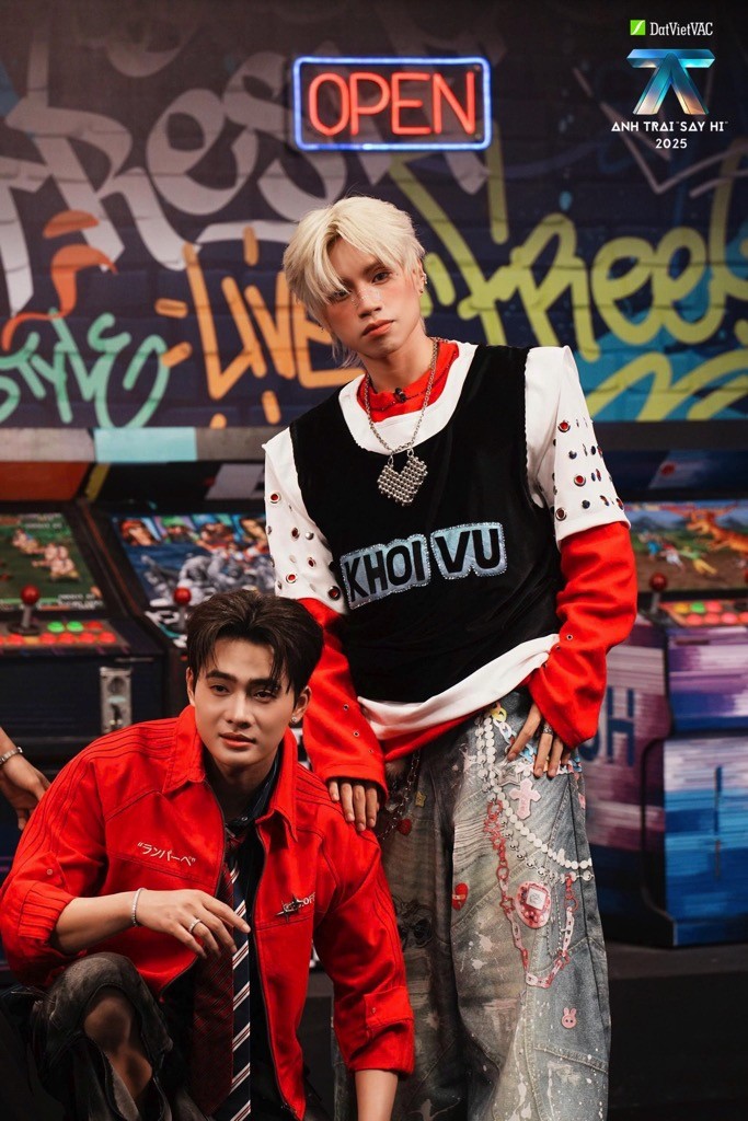 'Anh trai 'Say Hi' 2025' tập 6: Concept 'Reply 2000' khiến các Anh trai xuất hiện với trang phục đầy màu sắc