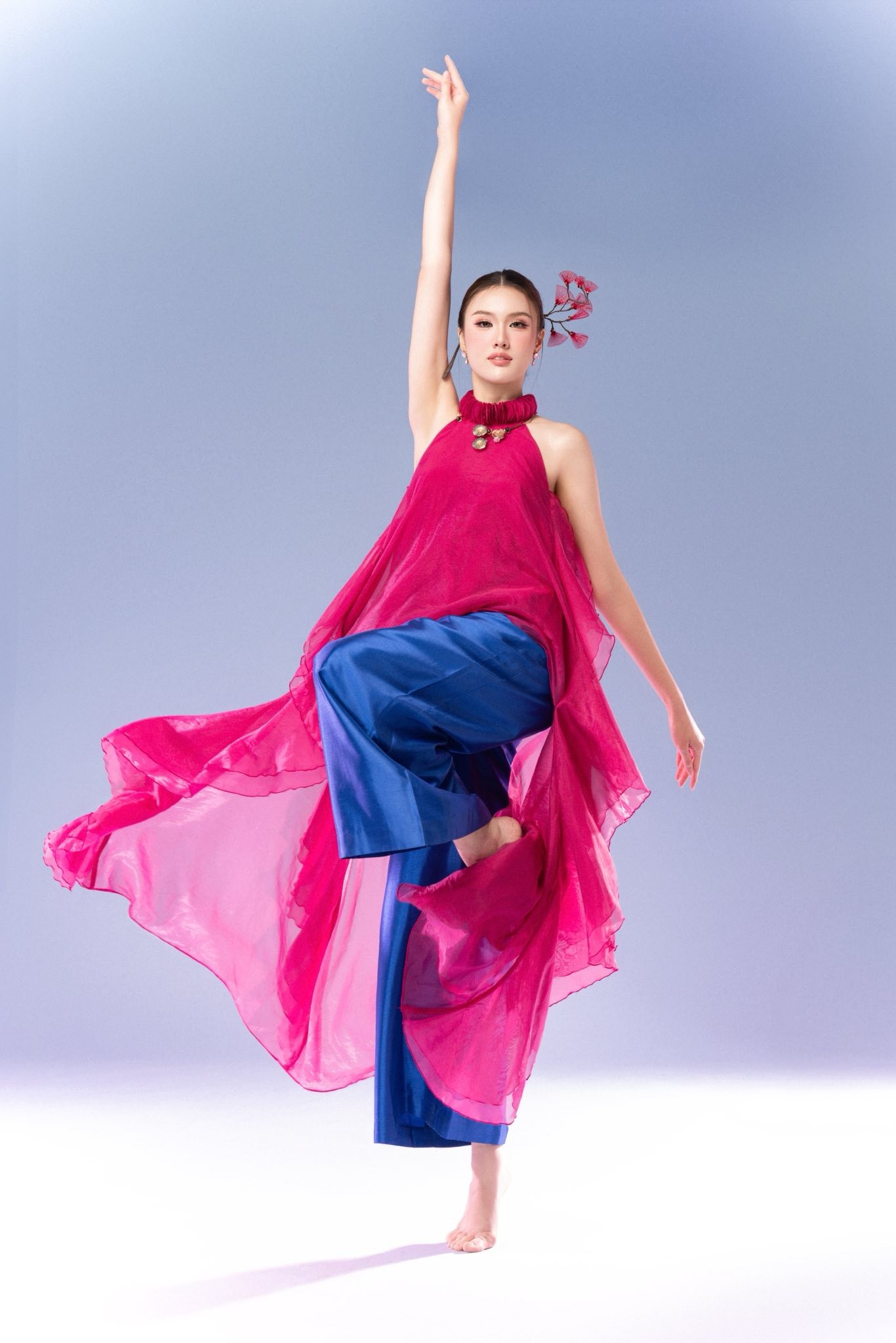 Trịnh Mỹ Anh múa 'Giai điệu Việt Nam mình' tại 'Miss Earth 2025'