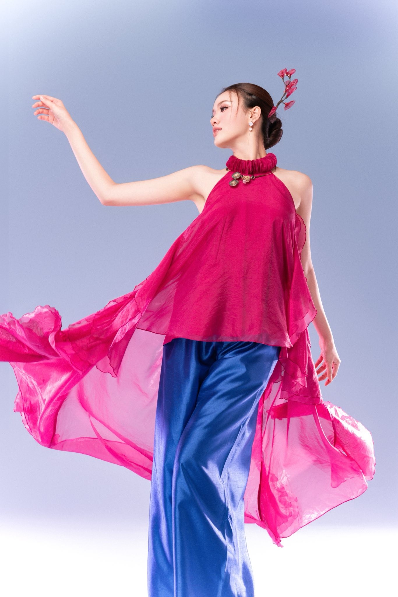 Trịnh Mỹ Anh múa 'Giai điệu Việt Nam mình' tại 'Miss Earth 2025'