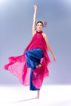 Trịnh Mỹ Anh múa 'Giai điệu Việt Nam mình' tại 'Miss Earth 2025'