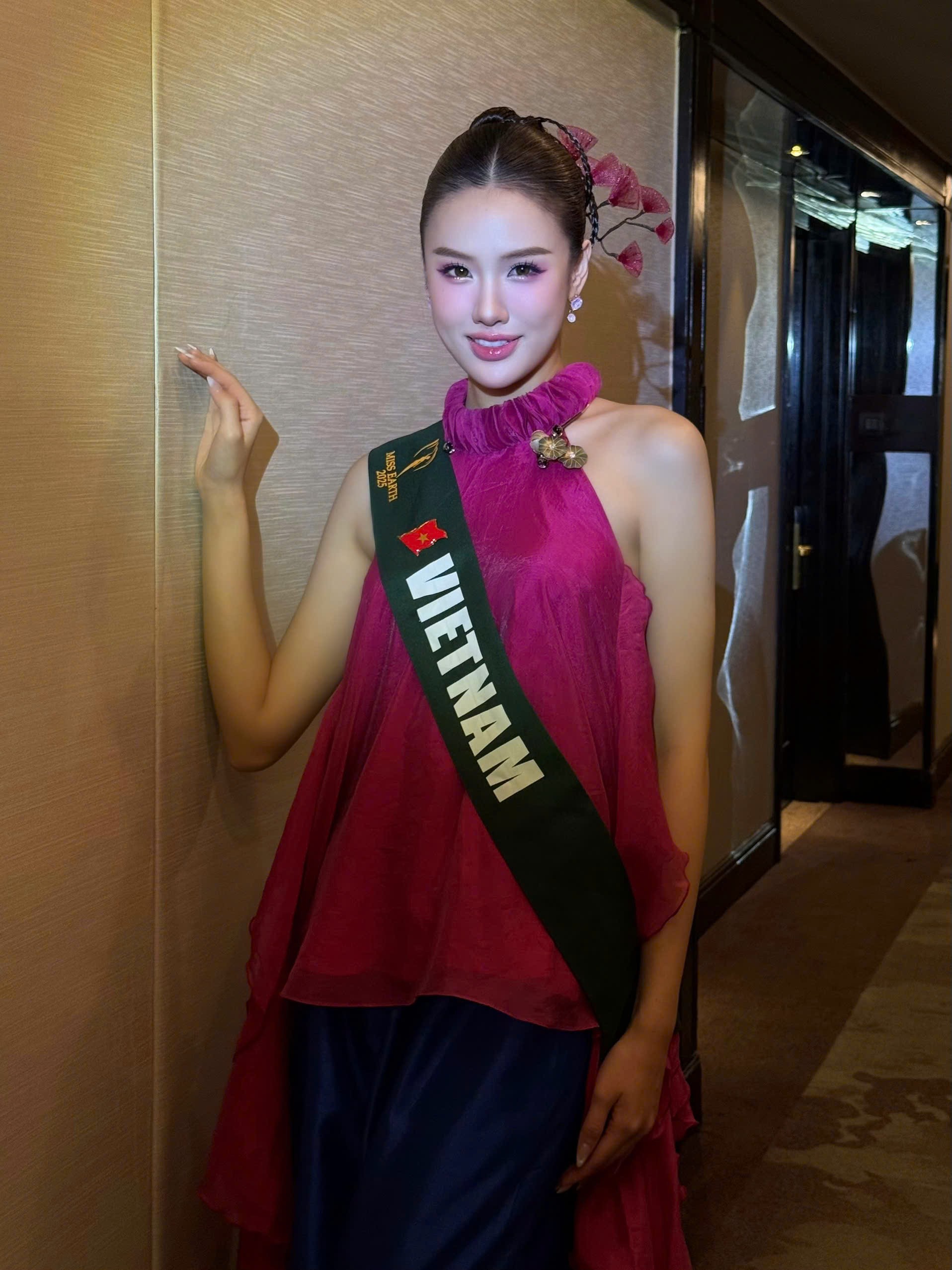 Trịnh Mỹ Anh múa 'Giai điệu Việt Nam mình' tại 'Miss Earth 2025'