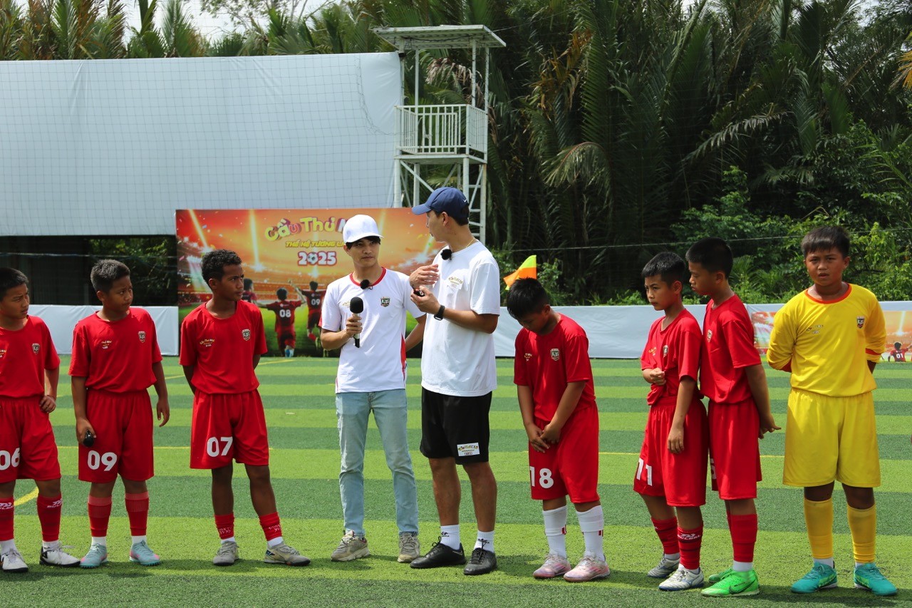 HLV Đội tuyển Quốc gia Việt Nam - Kim Sang Sik trực tiếp huấn luyện cho Top 12 'Cầu thủ nhí 2025'