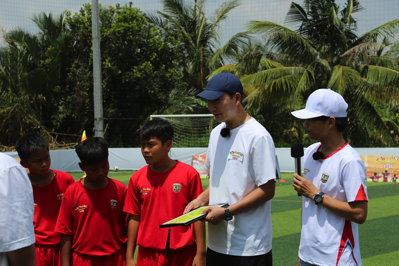 HLV Đội tuyển Quốc gia Việt Nam - Kim Sang Sik trực tiếp huấn luyện cho Top 12 'Cầu thủ nhí 2025'