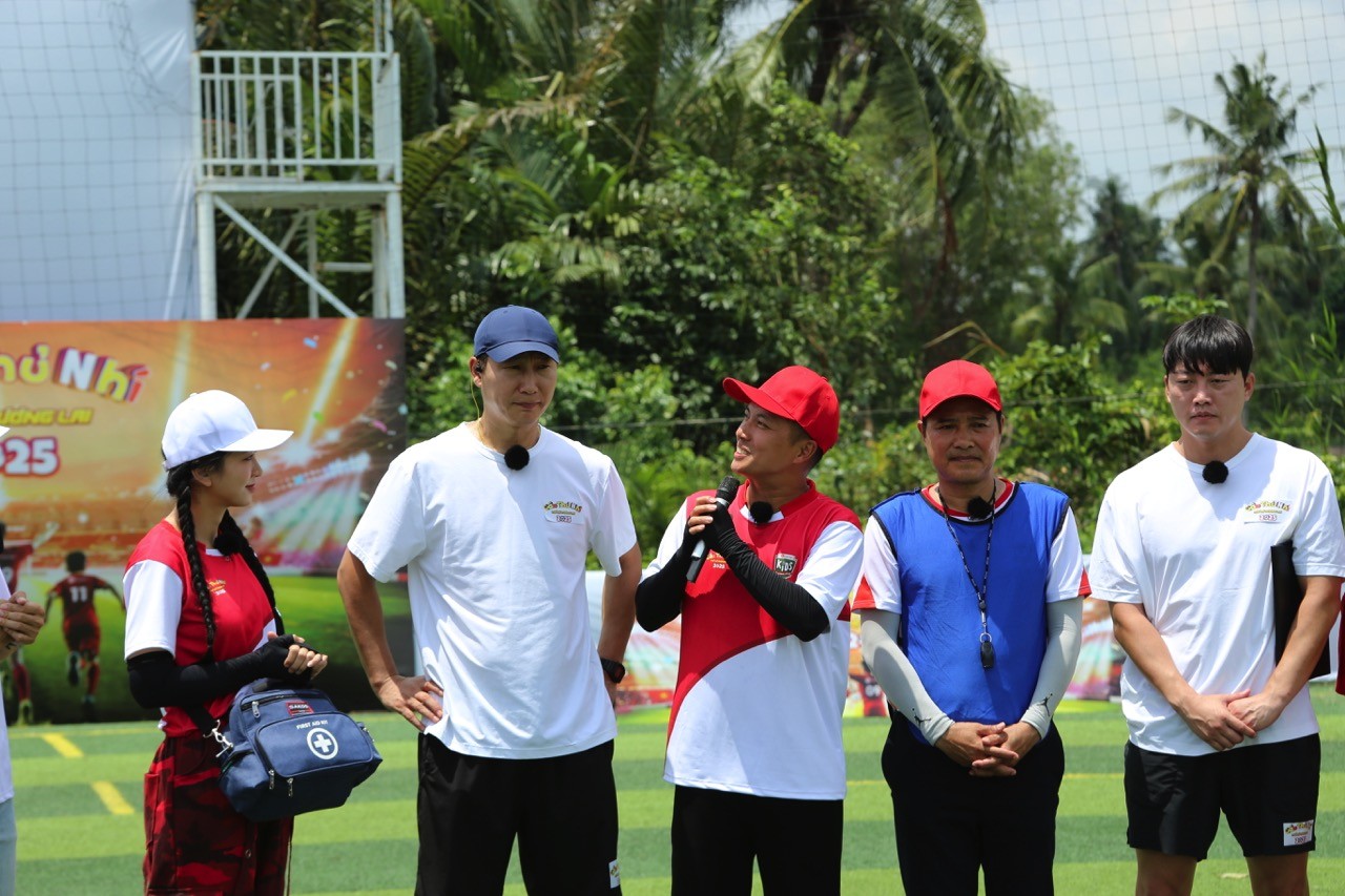 HLV Đội tuyển Quốc gia Việt Nam - Kim Sang Sik trực tiếp huấn luyện cho Top 12 'Cầu thủ nhí 2025'