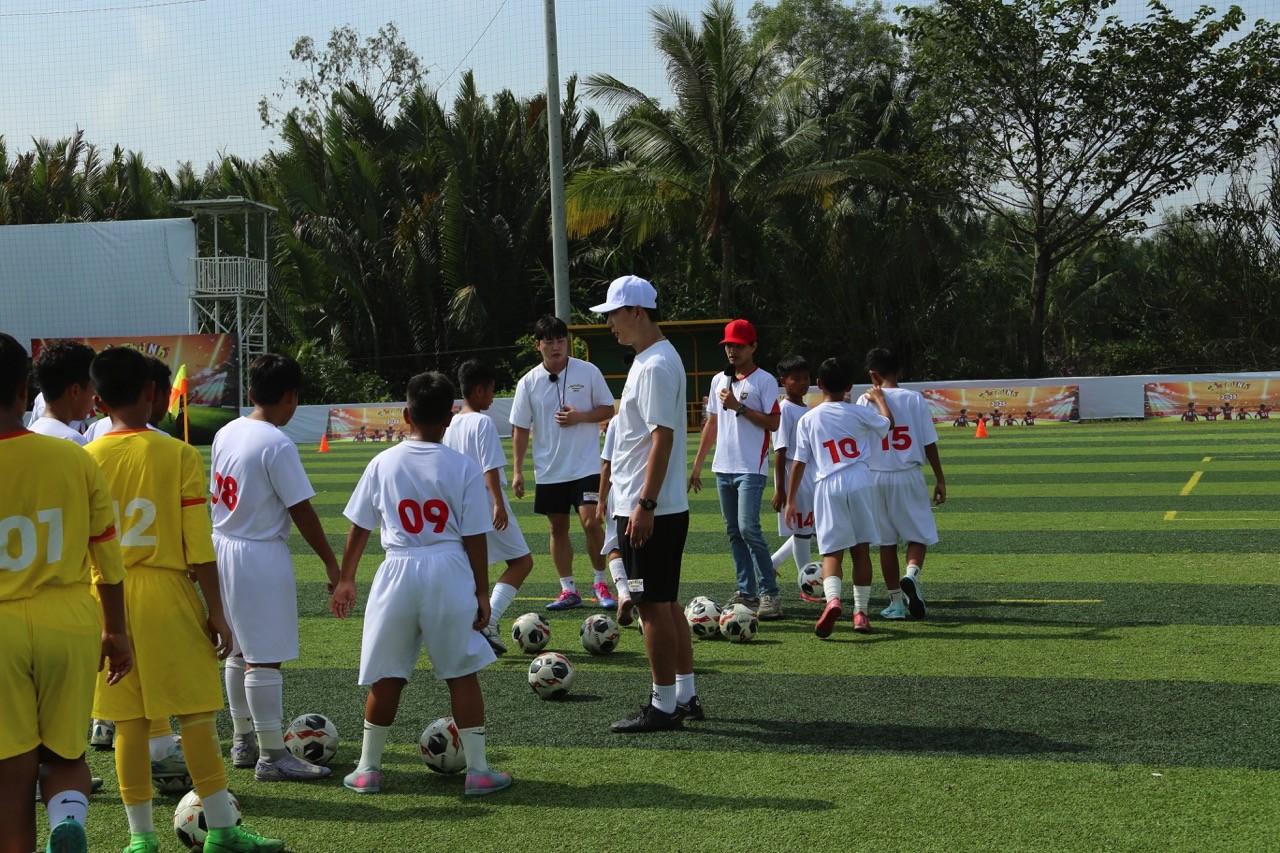 HLV Đội tuyển Quốc gia Việt Nam - Kim Sang Sik trực tiếp huấn luyện cho Top 12 'Cầu thủ nhí 2025'