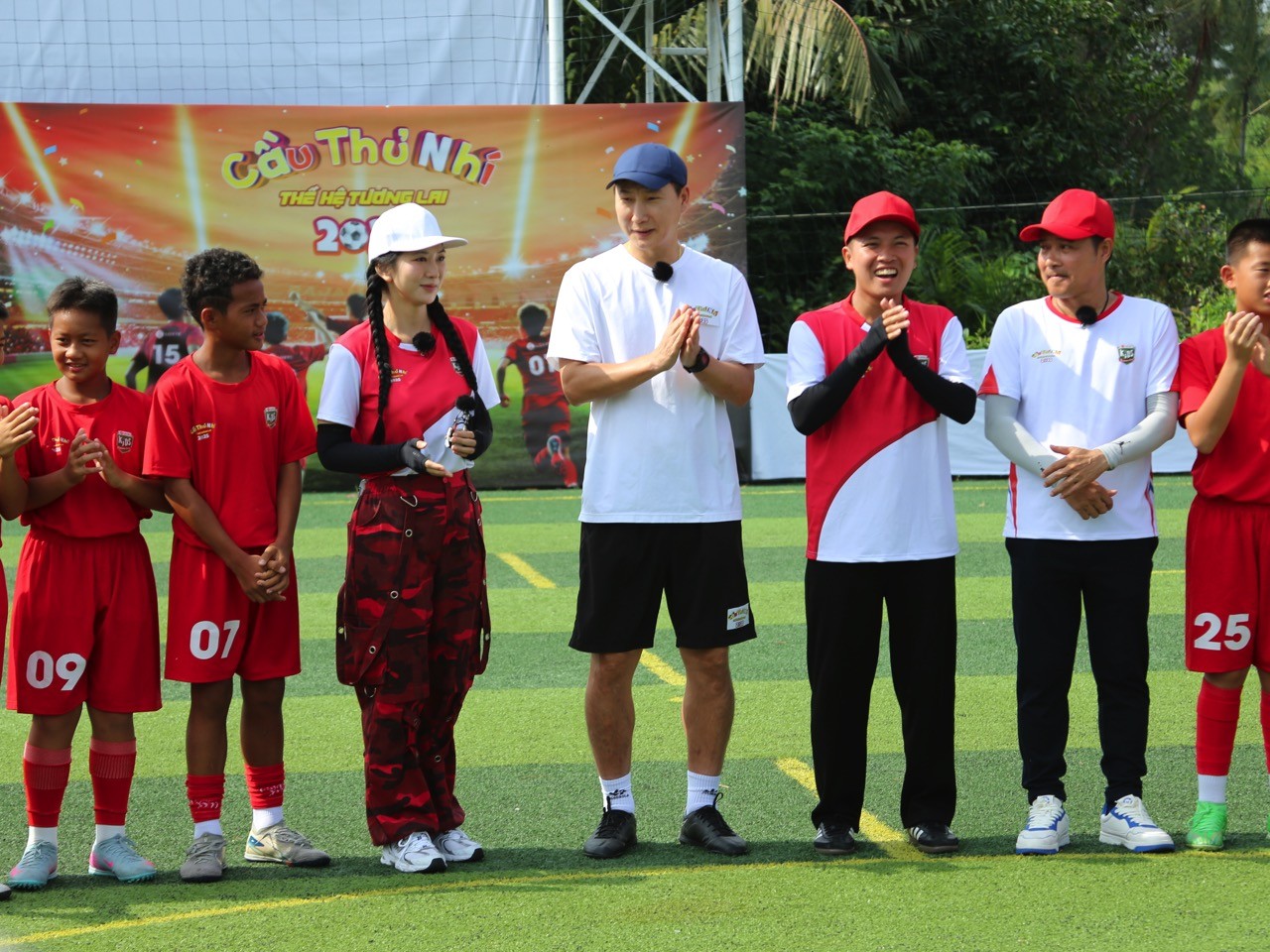 HLV Đội tuyển Quốc gia Việt Nam - Kim Sang Sik trực tiếp huấn luyện cho Top 12 'Cầu thủ nhí 2025'