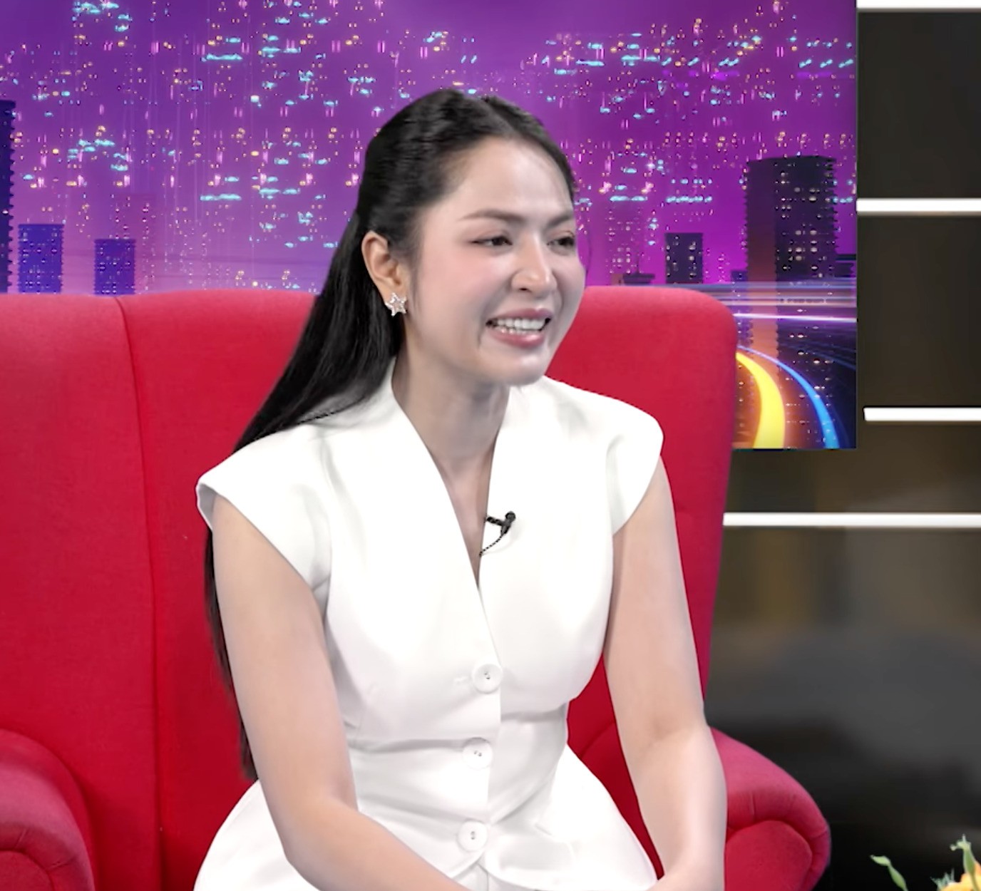 Ca sĩ Duyên Quỳnh thừa nhận bản tính dễ lung lay vì thiếu trải nghiệm trong cuộc sống