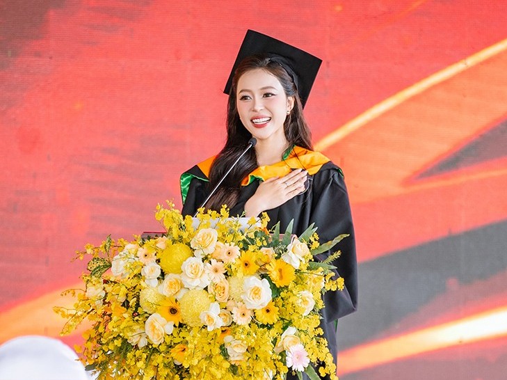 Hoa hậu Kiều Duy tái hiện ca khúc hit một thời của 9X, 8X tại Lễ tốt nghiệp Đại học