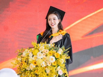 Hoa hậu Kiều Duy tái hiện ca khúc hit một thời của 9X, 8X tại Lễ tốt nghiệp Đại học