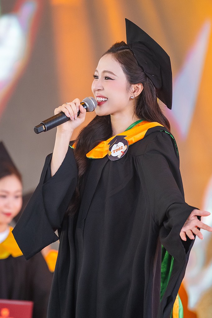 Hoa hậu Kiều Duy tái hiện ca khúc hit một thời của 9X, 8X tại Lễ tốt nghiệp Đại học