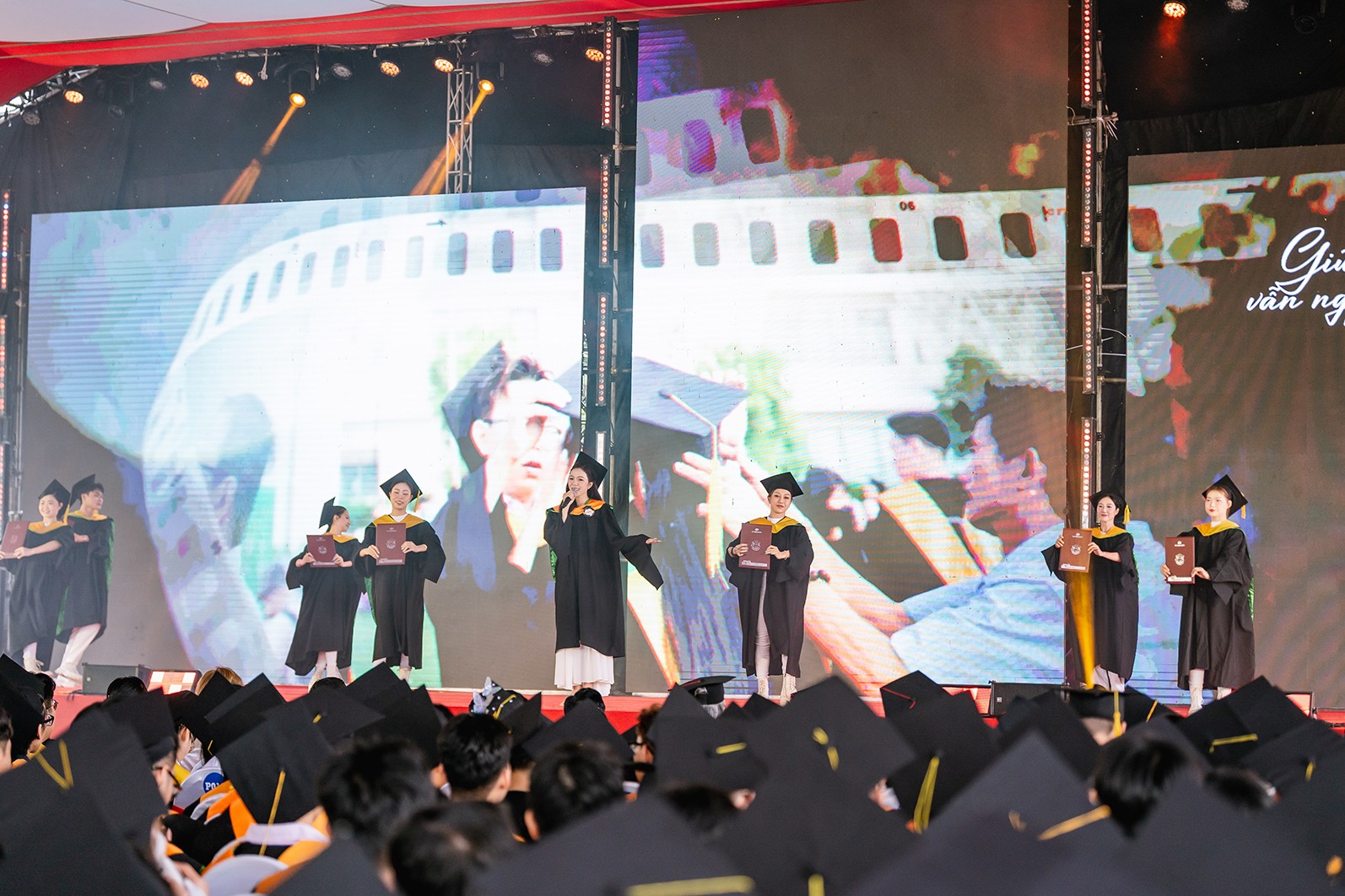 Hoa hậu Kiều Duy tái hiện ca khúc hit một thời của 9X, 8X tại Lễ tốt nghiệp Đại học