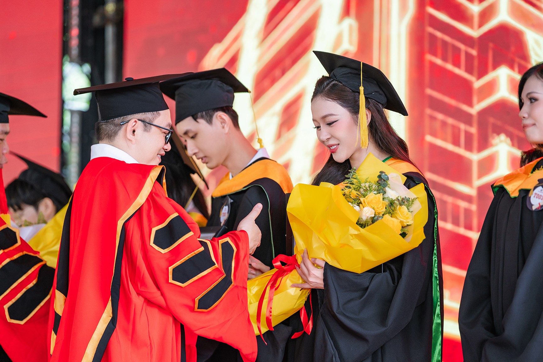 Hoa hậu Kiều Duy tái hiện ca khúc hit một thời của 9X, 8X tại Lễ tốt nghiệp Đại học