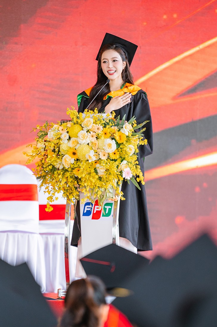 Hoa hậu Kiều Duy tái hiện ca khúc hit một thời của 9X, 8X tại Lễ tốt nghiệp Đại học