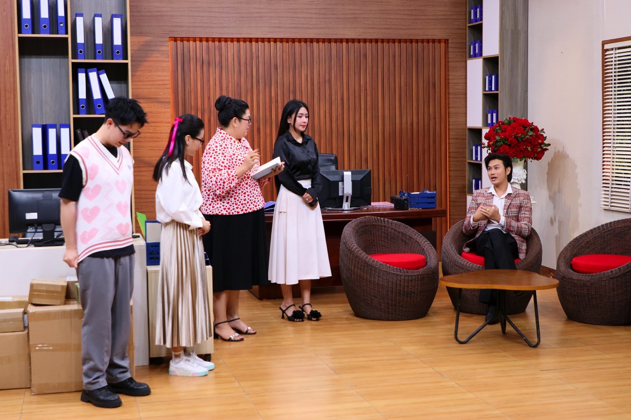 Diễn viên Đặng Phương Trâm gây ấn tượng khi hóa thân thành nàng trưởng phòng thông minh, bản lĩnh trong 'Tổ phản hồi 404'