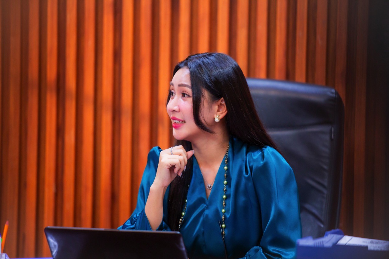 Diễn viên Đặng Phương Trâm gây ấn tượng khi hóa thân thành nàng trưởng phòng thông minh, bản lĩnh trong 'Tổ phản hồi 404'