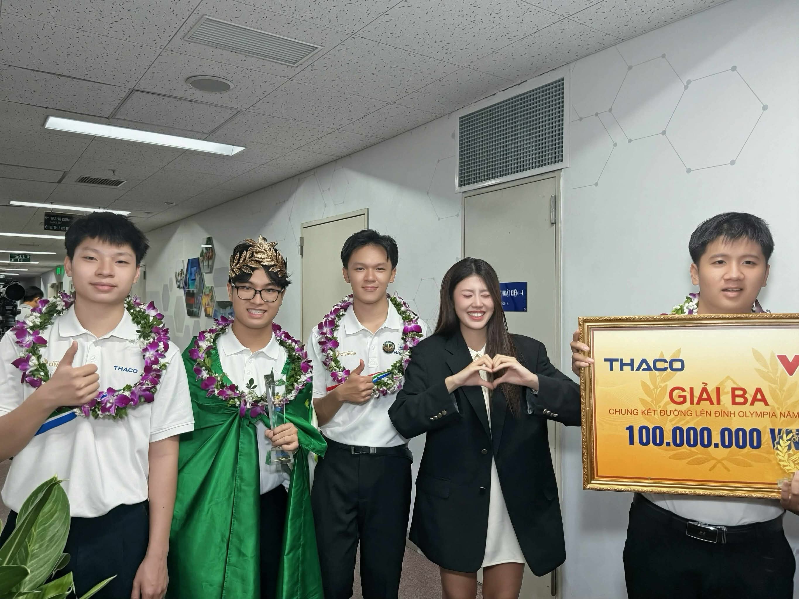 PiaLinh 'ghi điểm' khi xuất hiện ở chung kết Đường lên đỉnh Olympia