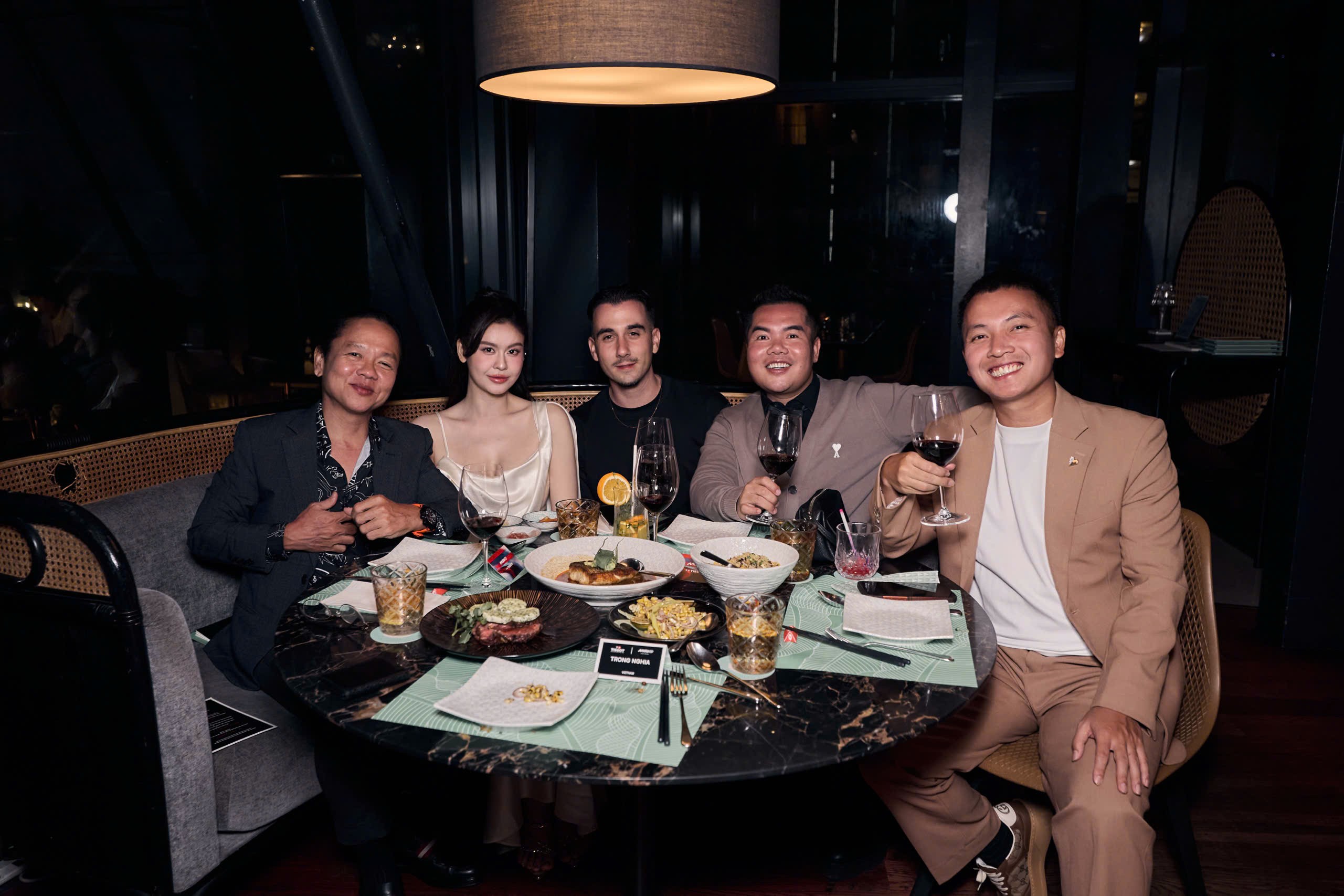 Trương Quỳnh Anh dự tiệc tối cùng sao Thái – Ohm Pawat