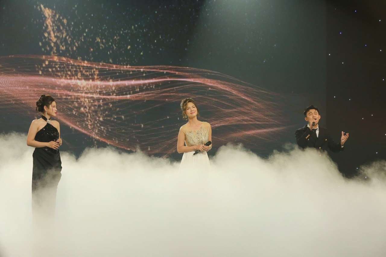 'Người hát tình ca' trao giải cho các thí sinh ấn tượng