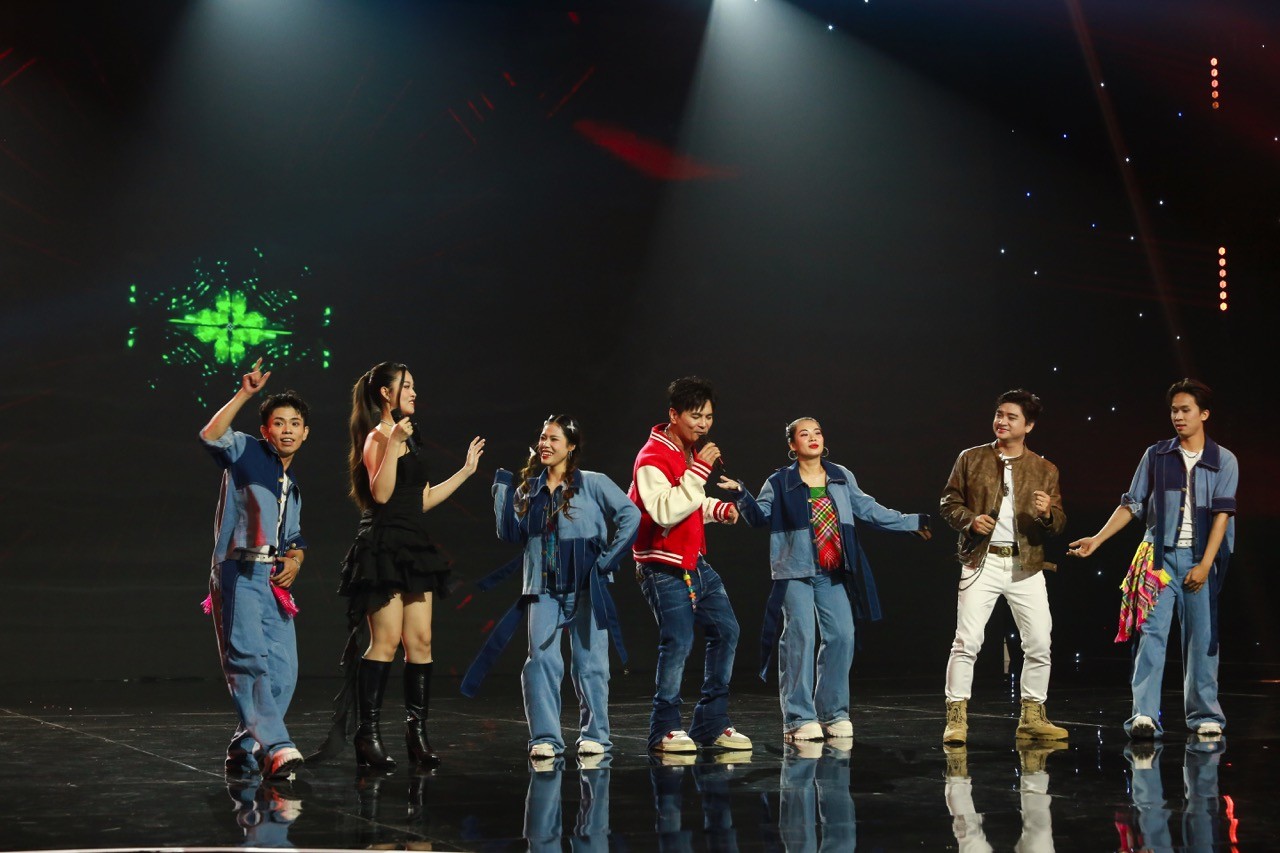 'Người hát tình ca' trao giải cho các thí sinh ấn tượng