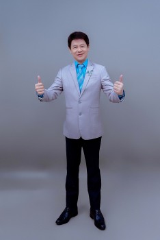 Danh ca Thái Châu trên 70 tuổi vẫn hăng say chạy show, tiết lộ bí quyết giữ lửa