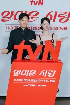 Lee Jung Jae tiết lộ bị Lim Ji Yeon 'bắt nạt' trên phim trường