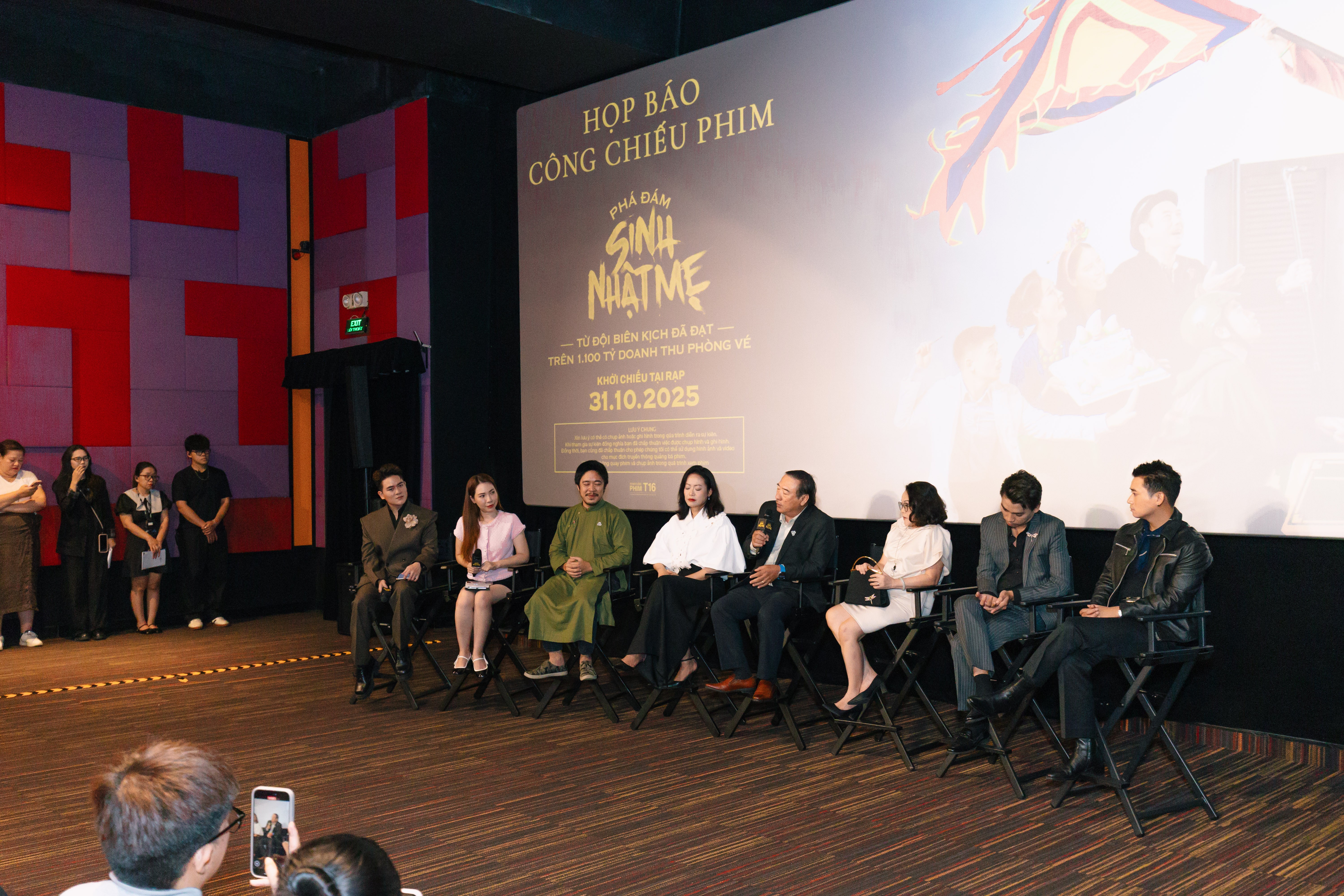 'Phá đám: Sinh nhật mẹ': Gieo hạt giống cảm xúc từ 'Hạnh phúc của tang gia' và ca khúc 'Bông hồng cài áo'