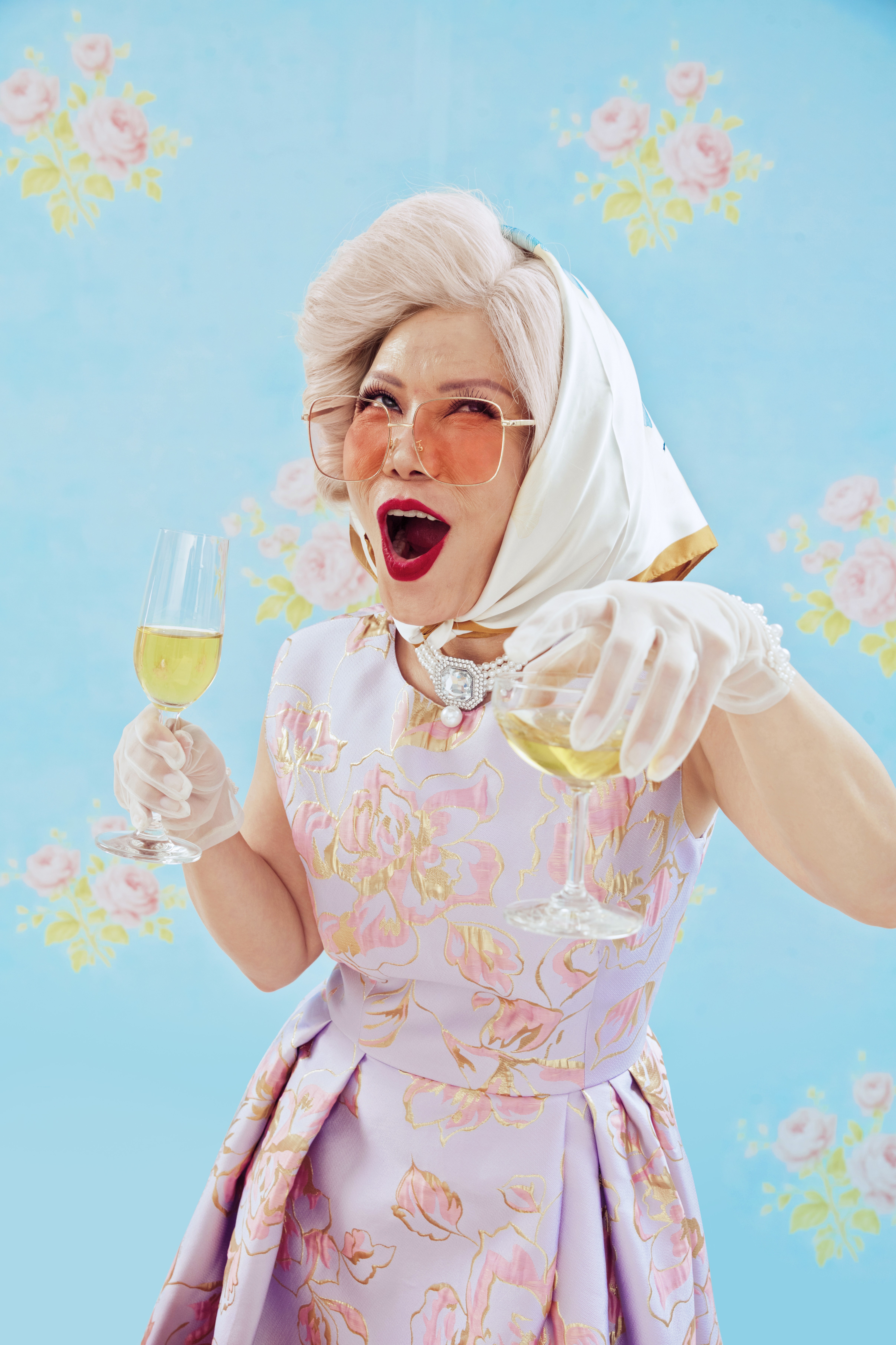 Hai bà ngoại Việt Hương - Hồng Đào lột xác siêu sang chảnh