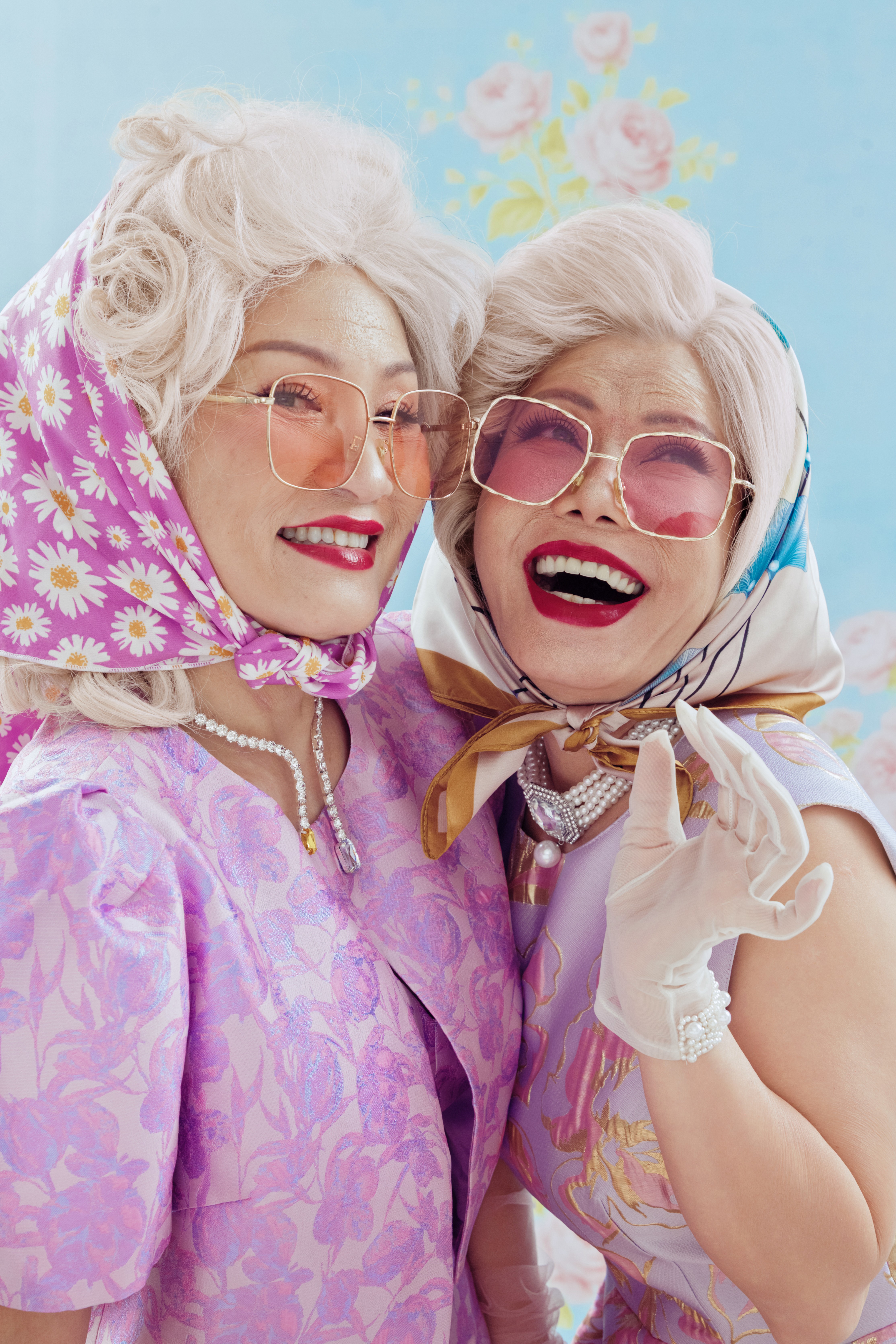 Hai bà ngoại Việt Hương - Hồng Đào lột xác siêu sang chảnh